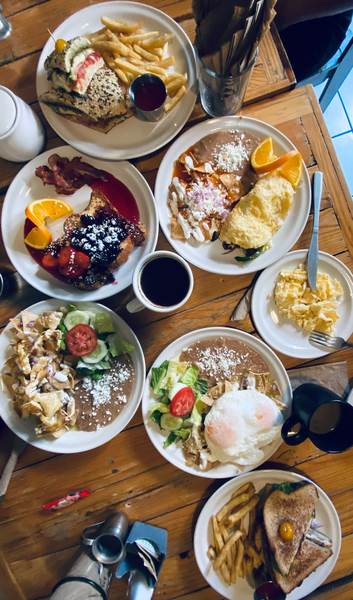 Variedad de platillos para comer y cenar en El Punto, Tepic